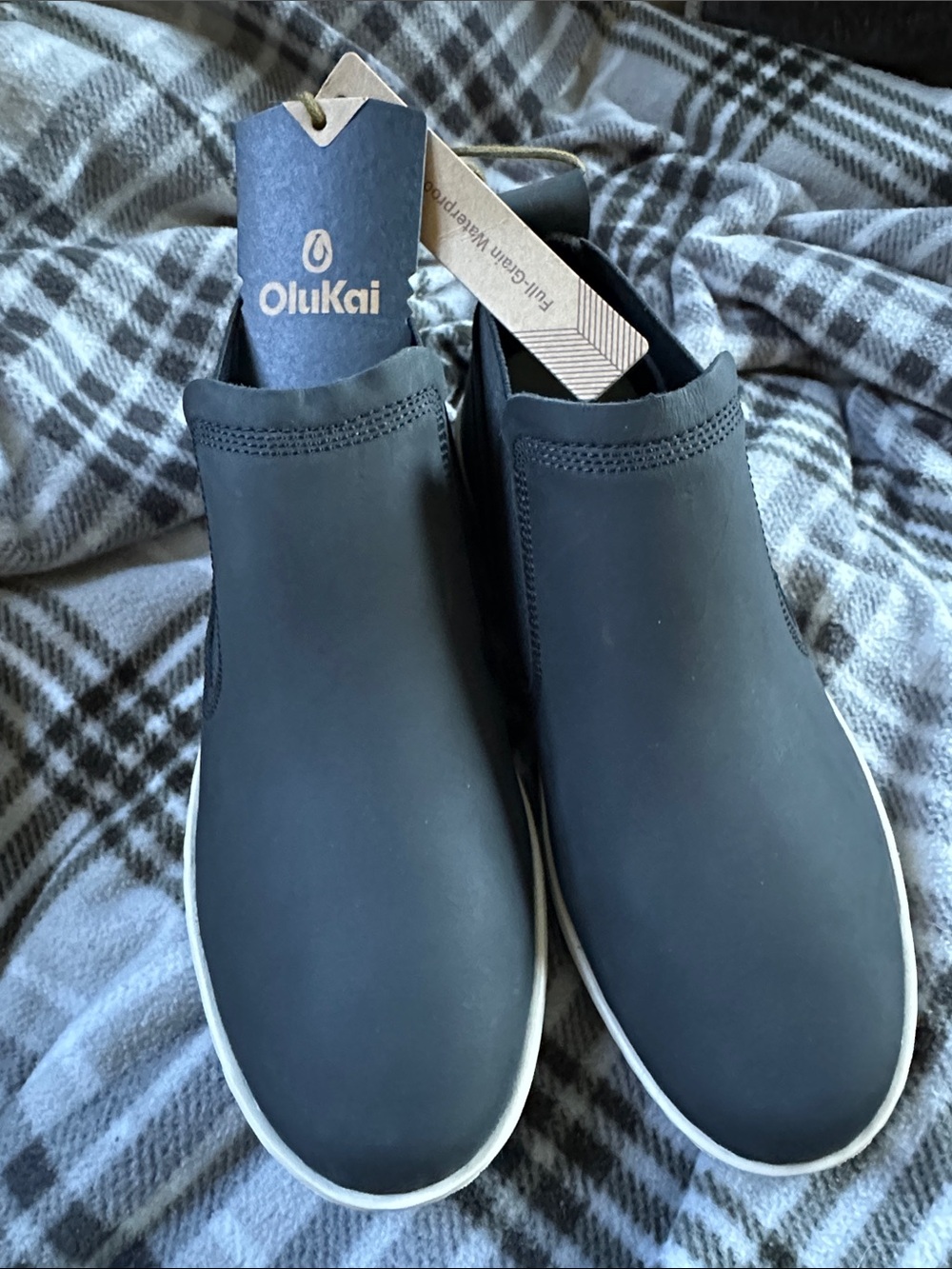 OluKai Pehuea mid lava-rock(black) leather -Slip on  with White Trim
